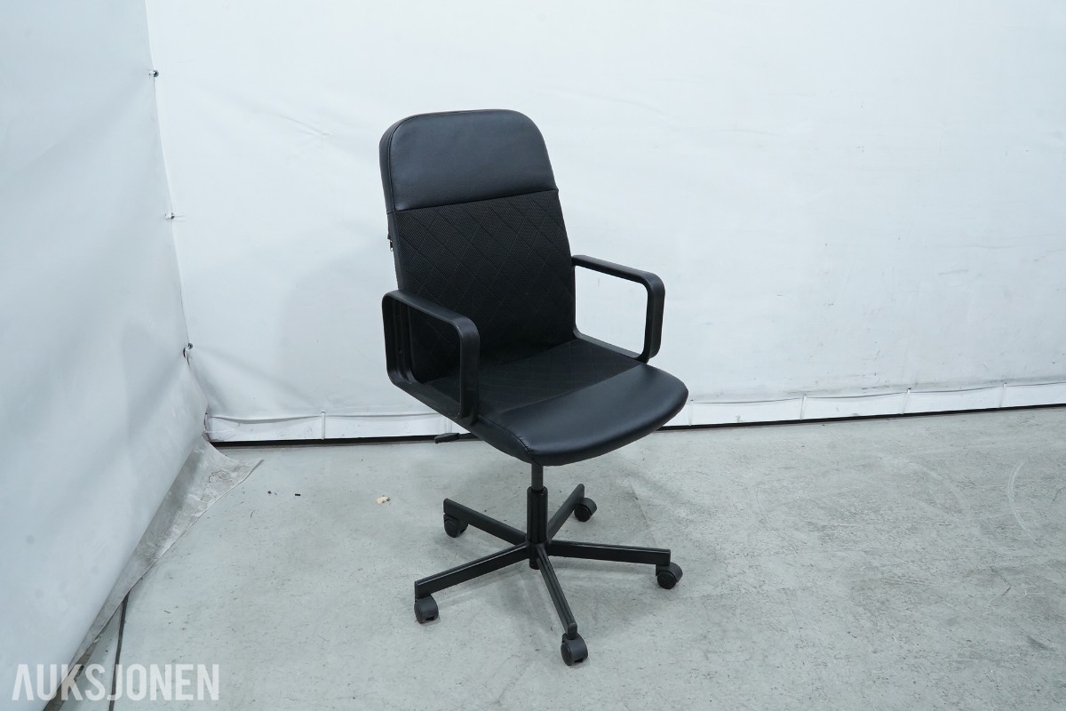 Elektrisk hev-/senk skrivebord med sidebord og kontorstol