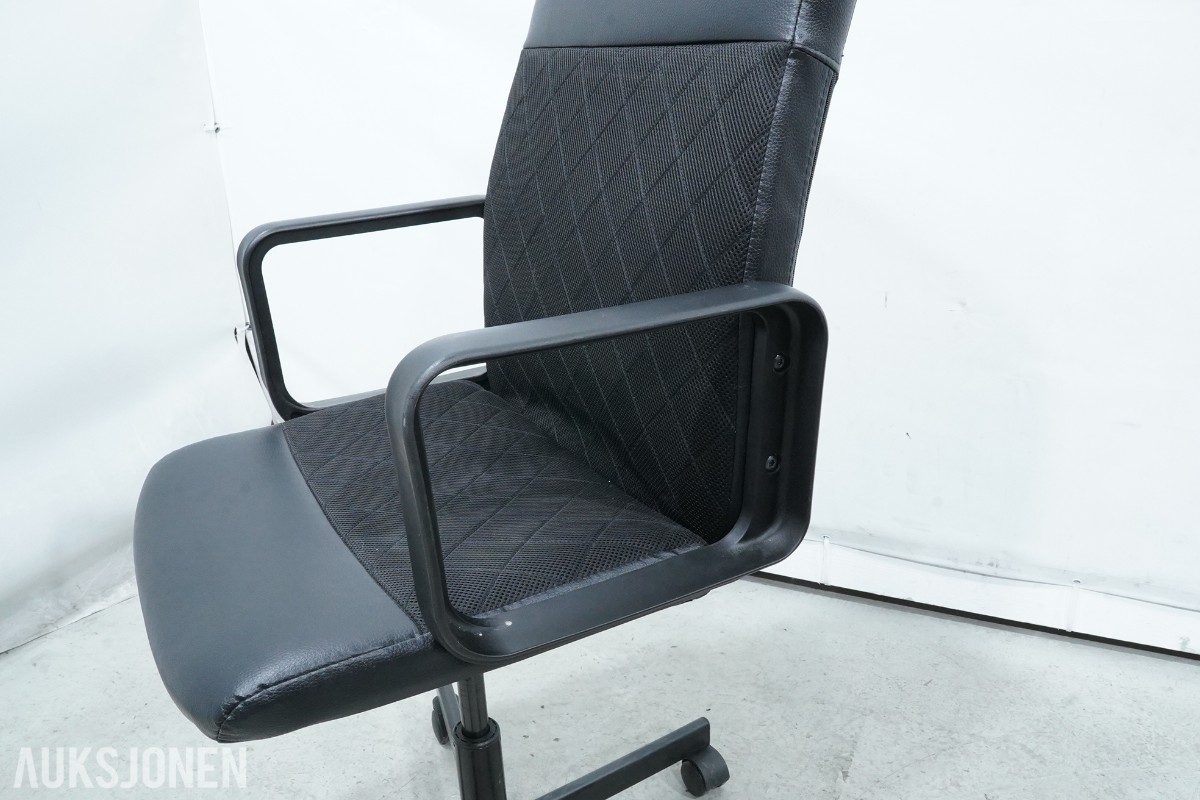 Elektrisk hev-/senk skrivebord med sidebord og kontorstol