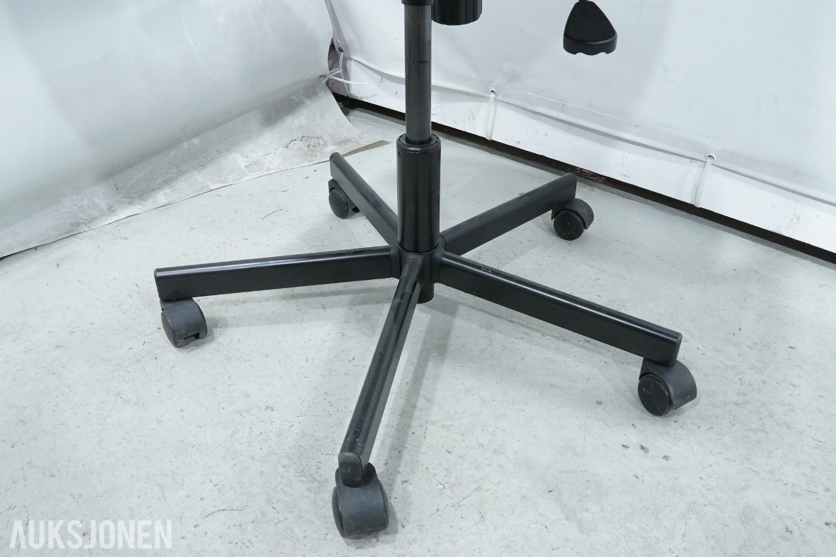 Elektrisk hev-/senk skrivebord med sidebord og kontorstol