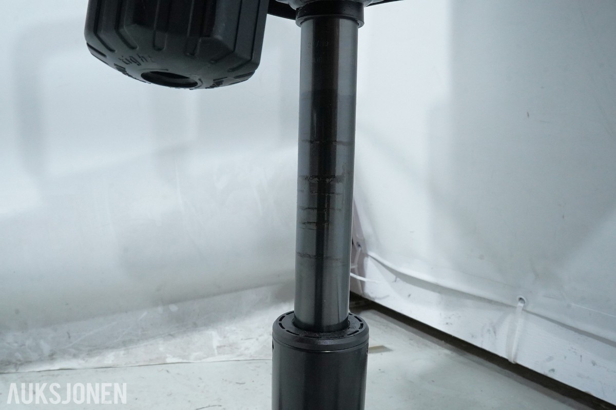 Elektrisk hev-/senk skrivebord med sidebord og kontorstol