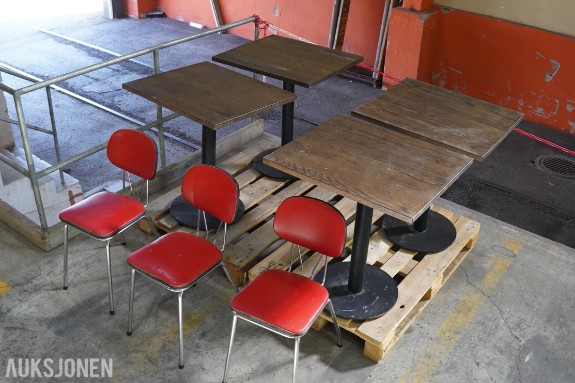 4 Stykk kafébord med treplate og 3 røde stoler 