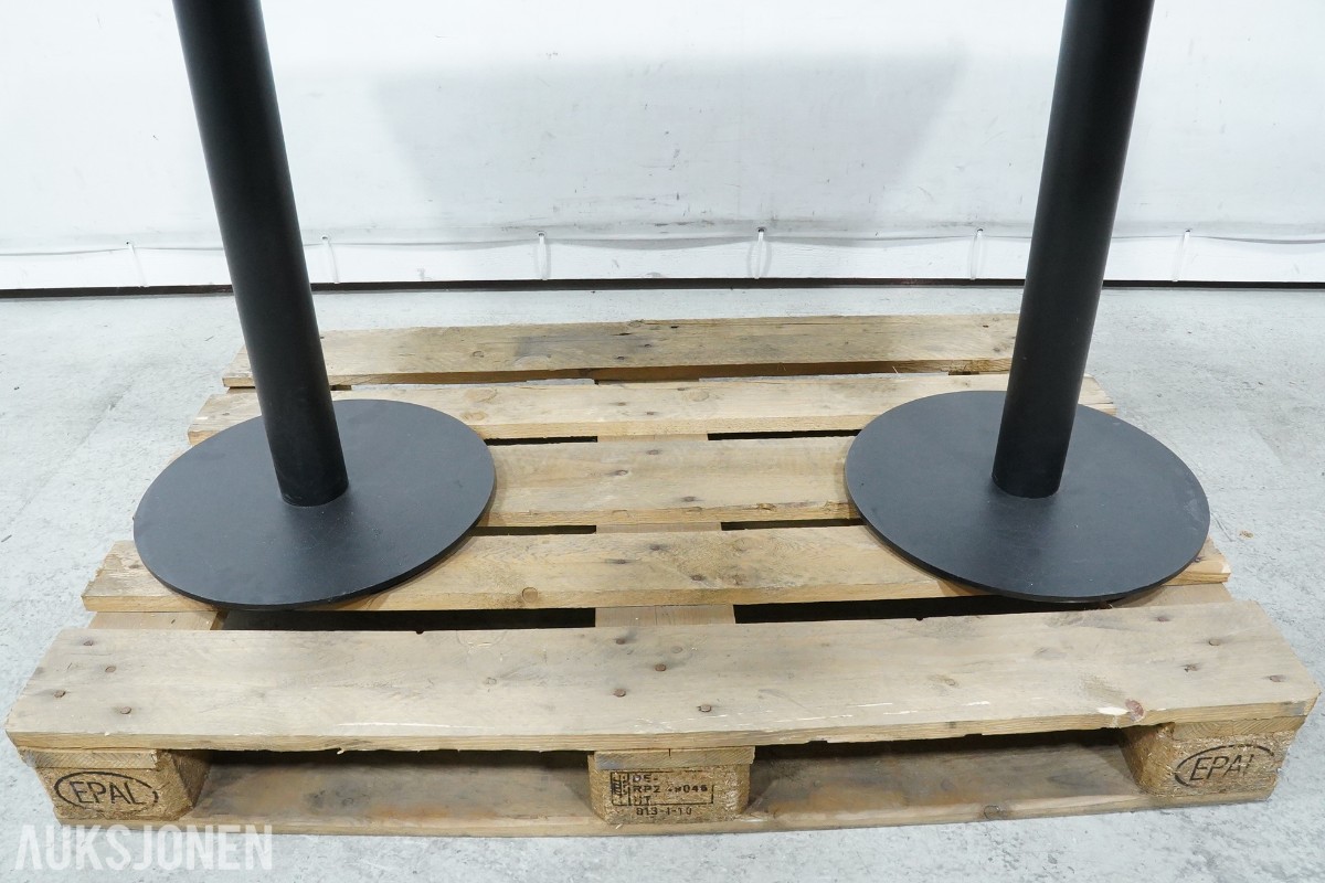 2 stk bord og 4 stk barkrakker