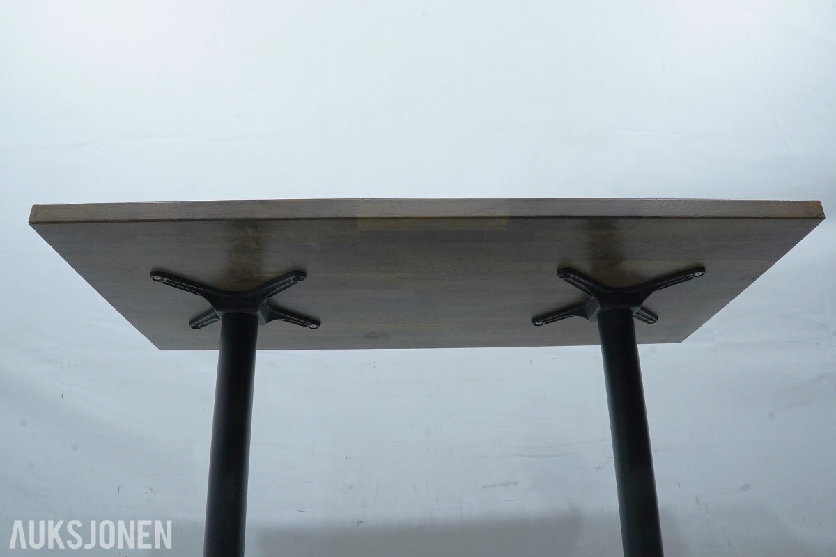 2 stk bord og 4 stk barkrakker