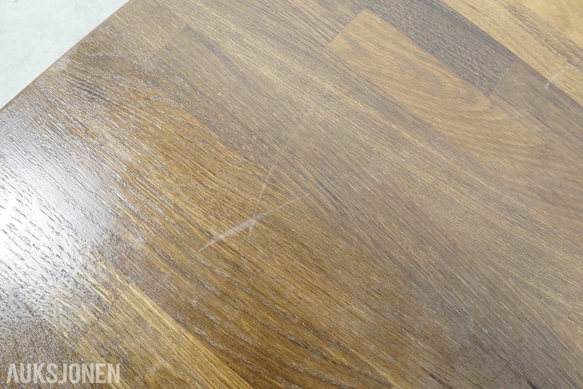 2 stk bord og 4 stk barkrakker
