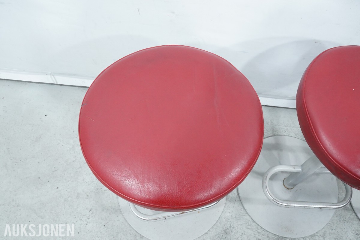 2 stk bord og 4 stk barkrakker