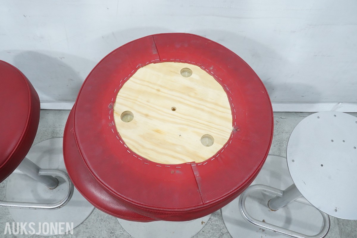 2 stk bord og 4 stk barkrakker