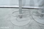 2 stk bord og 4 stk barkrakker