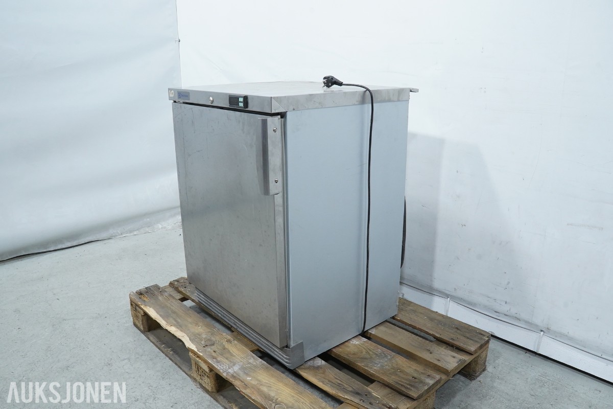 Electrolux Professional fryseskap og IKEA UTRUSTA innbyggingsovn
