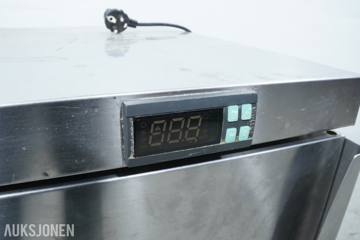 Electrolux Professional fryseskap og IKEA UTRUSTA innbyggingsovn
