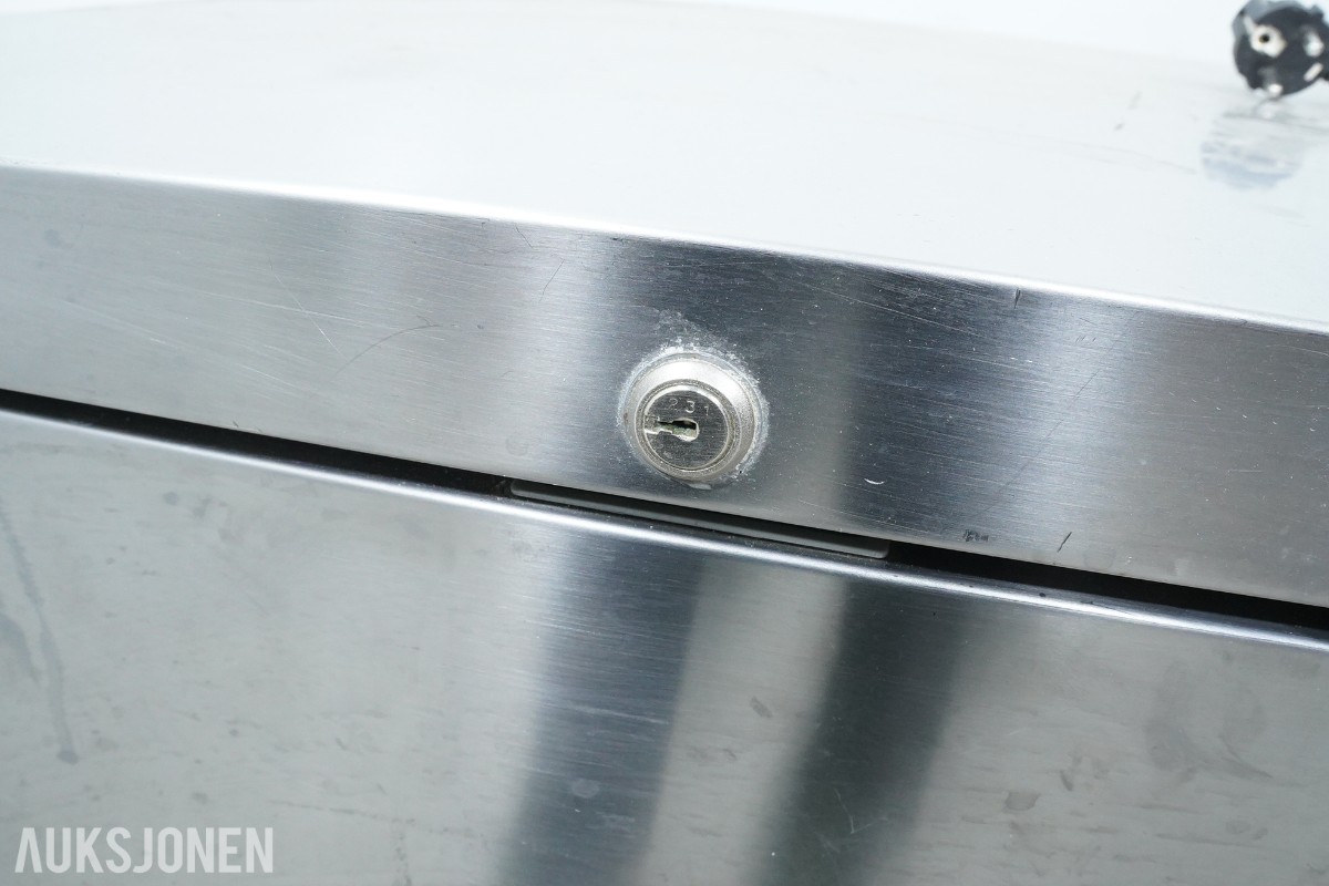 Electrolux Professional fryseskap og IKEA UTRUSTA innbyggingsovn