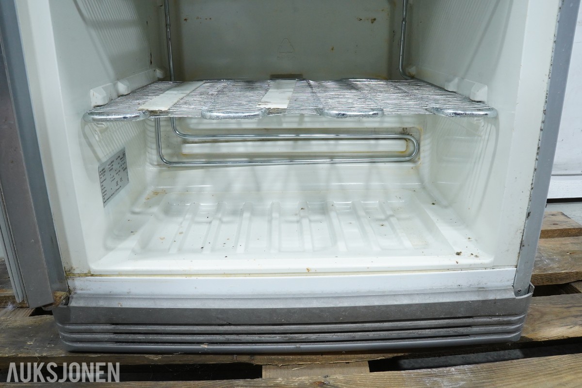 Electrolux Professional fryseskap og IKEA UTRUSTA innbyggingsovn