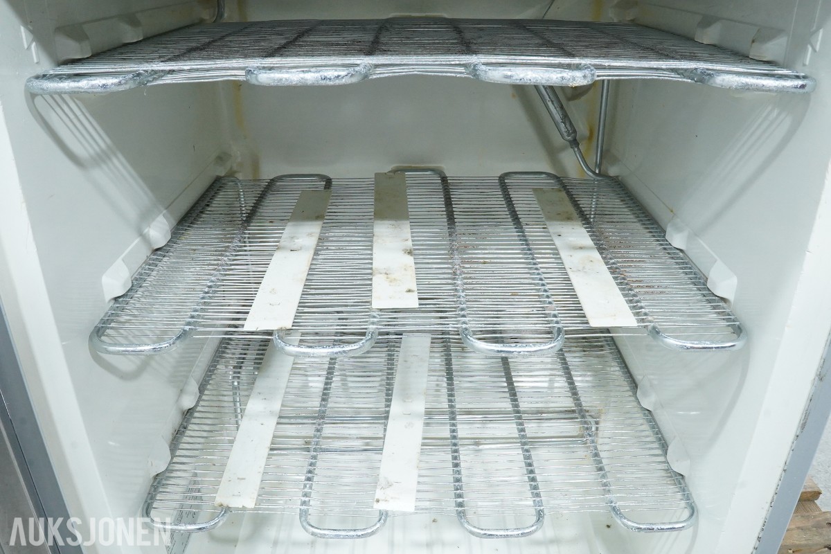 Electrolux Professional fryseskap og IKEA UTRUSTA innbyggingsovn
