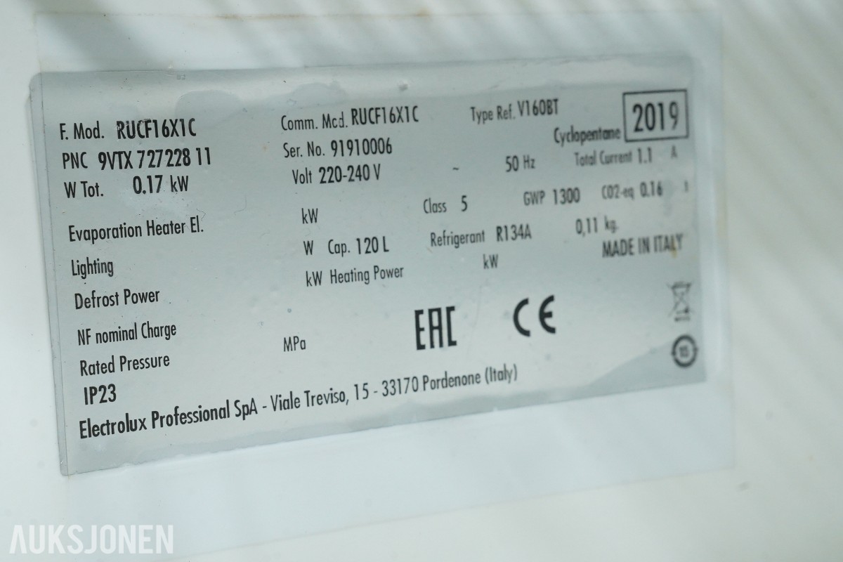 Electrolux Professional fryseskap og IKEA UTRUSTA innbyggingsovn