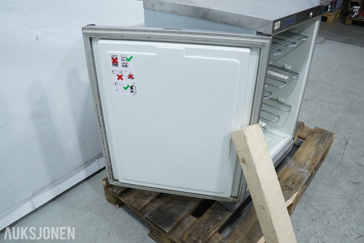 Electrolux Professional fryseskap og IKEA UTRUSTA innbyggingsovn