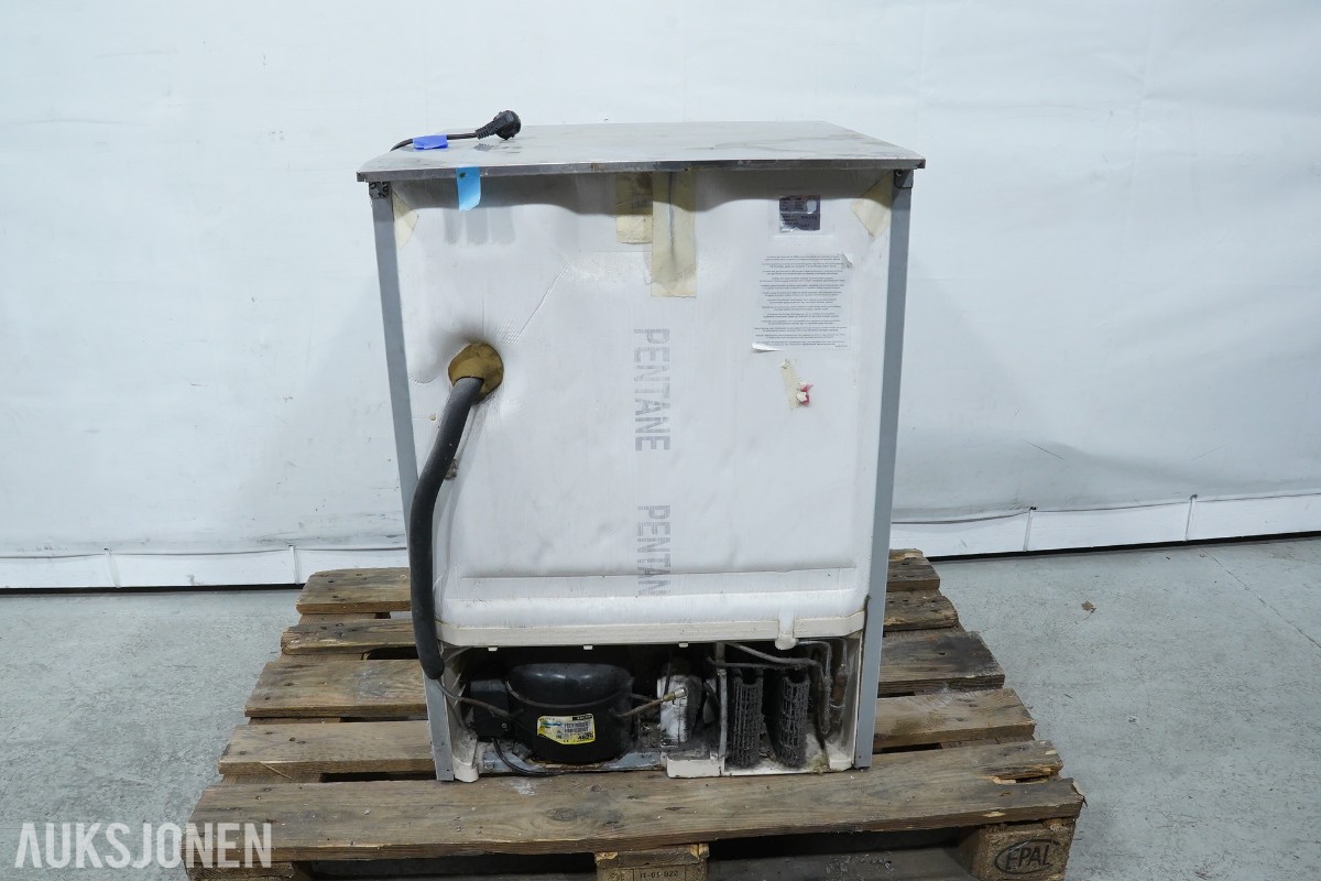 Electrolux Professional fryseskap og IKEA UTRUSTA innbyggingsovn