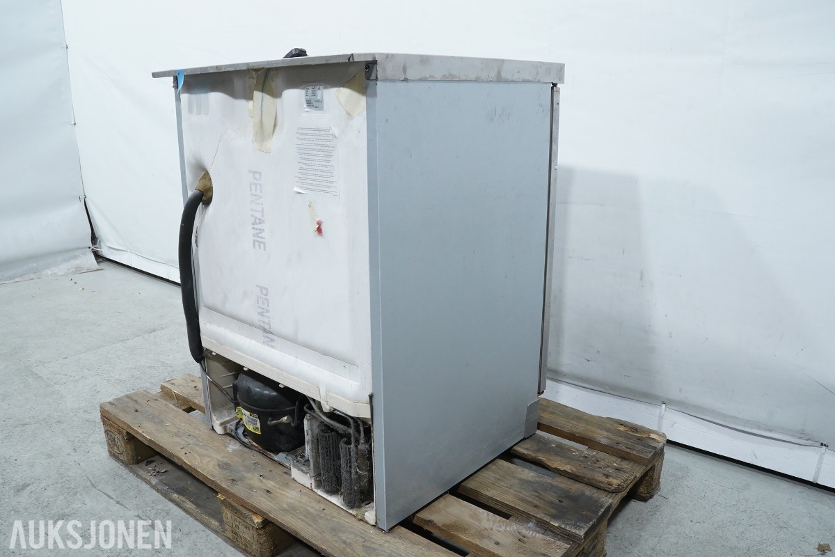 Electrolux Professional fryseskap og IKEA UTRUSTA innbyggingsovn