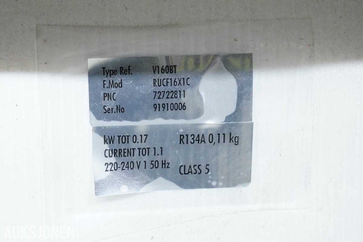 Electrolux Professional fryseskap og IKEA UTRUSTA innbyggingsovn
