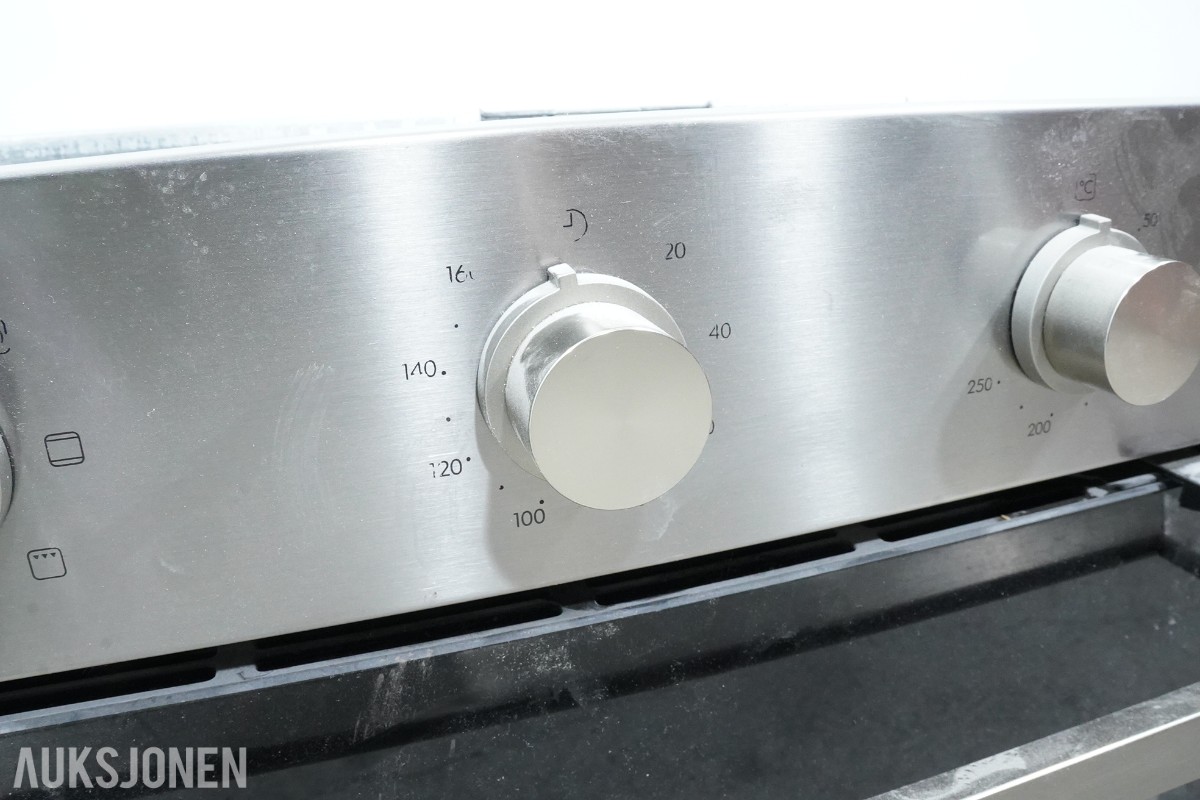 Electrolux Professional fryseskap og IKEA UTRUSTA innbyggingsovn