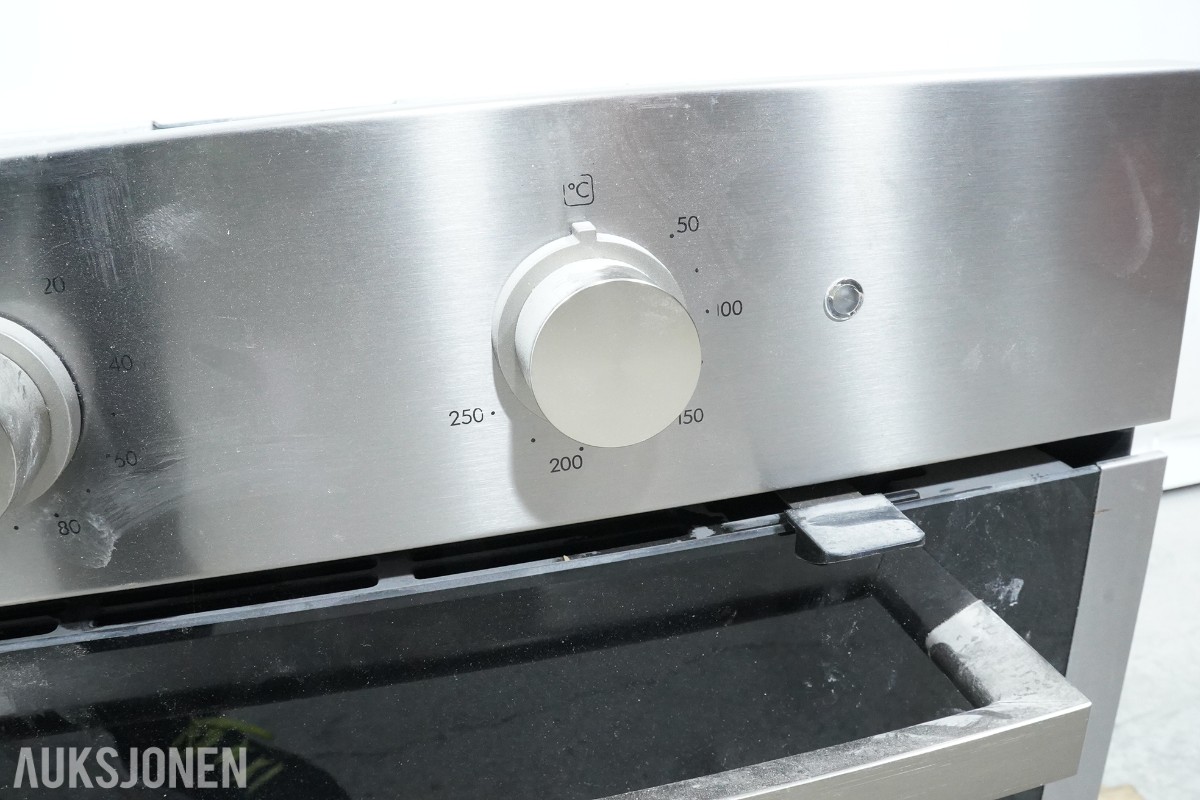 Electrolux Professional fryseskap og IKEA UTRUSTA innbyggingsovn