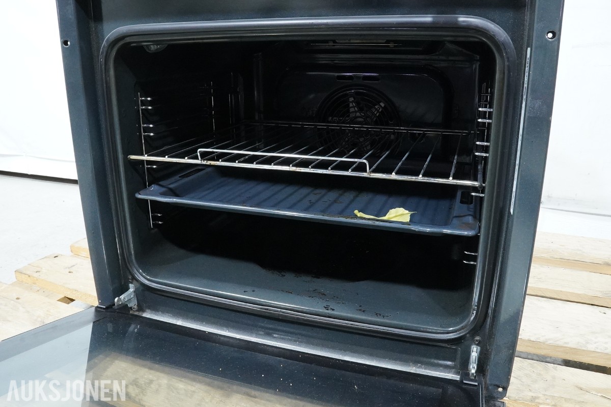 Electrolux Professional fryseskap og IKEA UTRUSTA innbyggingsovn