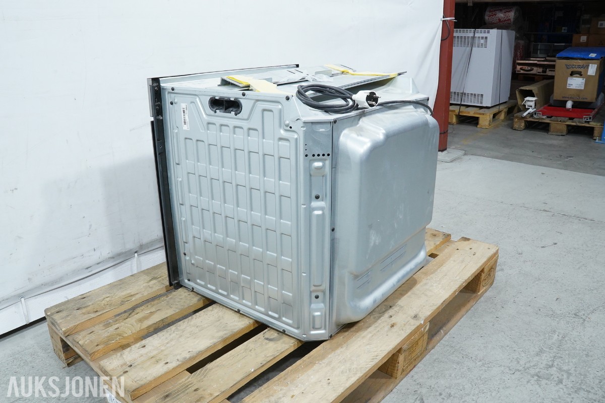 Electrolux Professional fryseskap og IKEA UTRUSTA innbyggingsovn