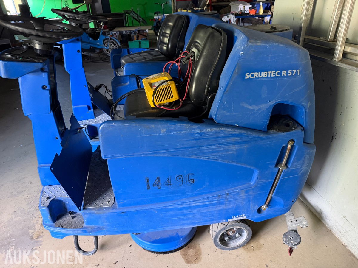 Alto 2 stk. Scrubtec R 571 sitte-på gulvvaskemaskiner / Rep.objekter
