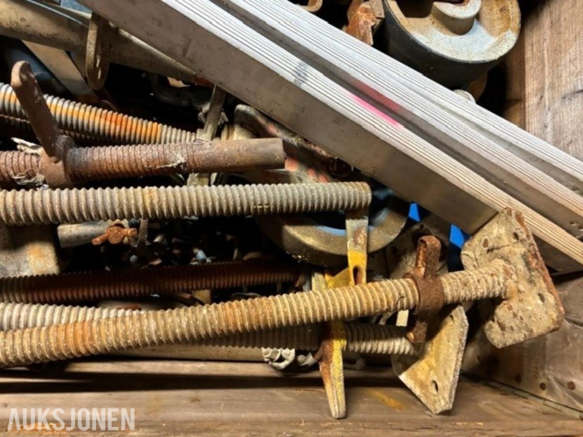 Palle med diverse stillasdeler 