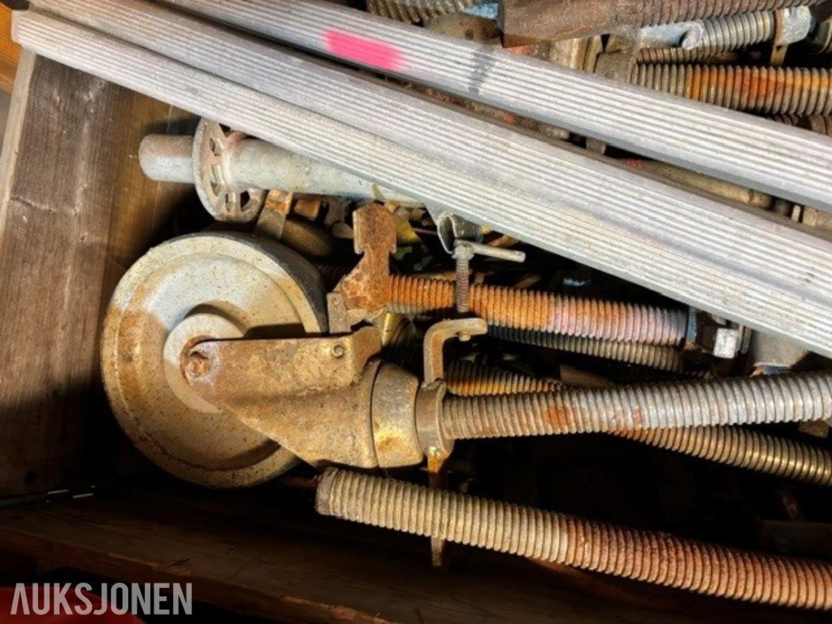 Palle med diverse stillasdeler 