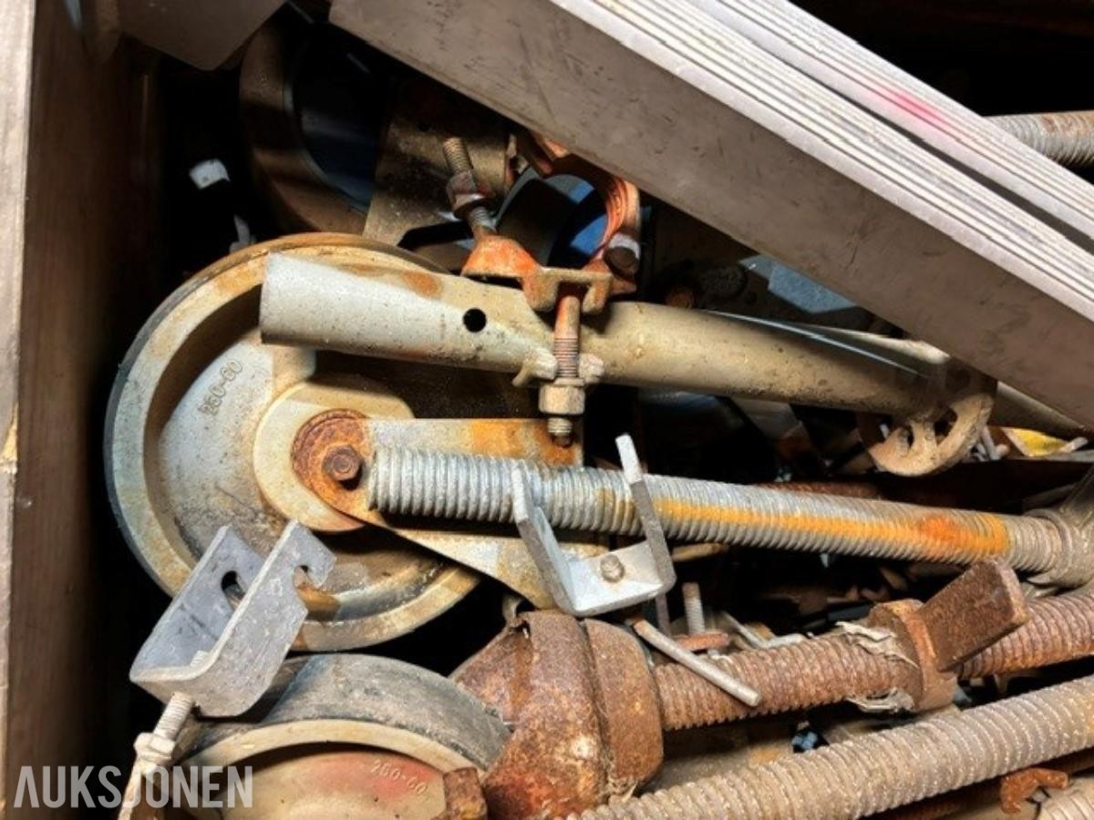 Palle med diverse stillasdeler 