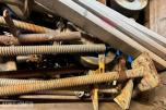 Palle med diverse stillasdeler 