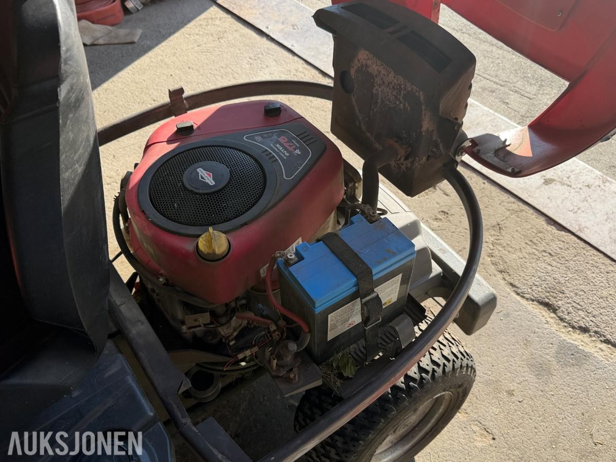 2011 Husqvarna R18AWD sitteklipper