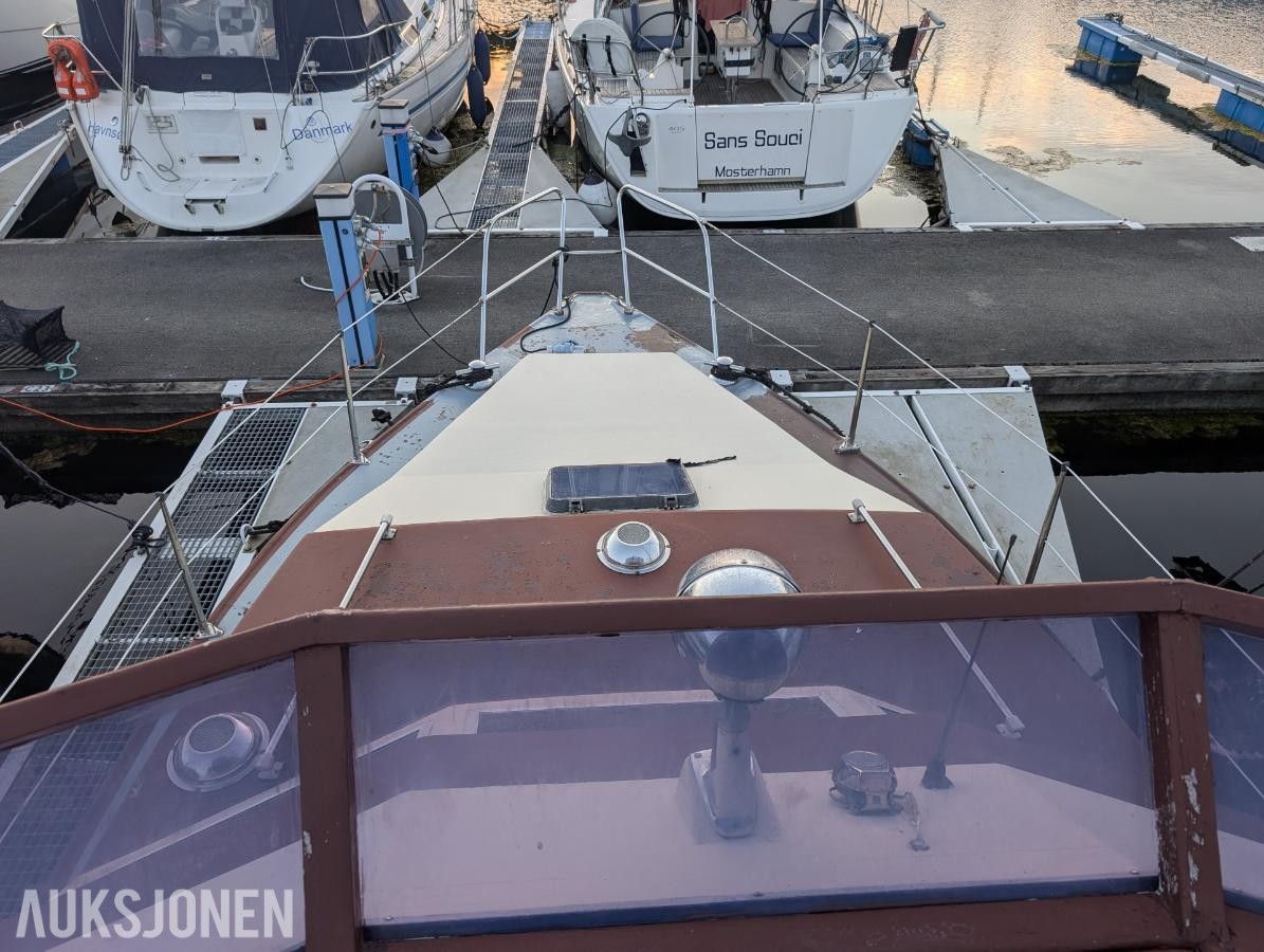 1977 32 fot trebåt med flybridge Ford 150 hk