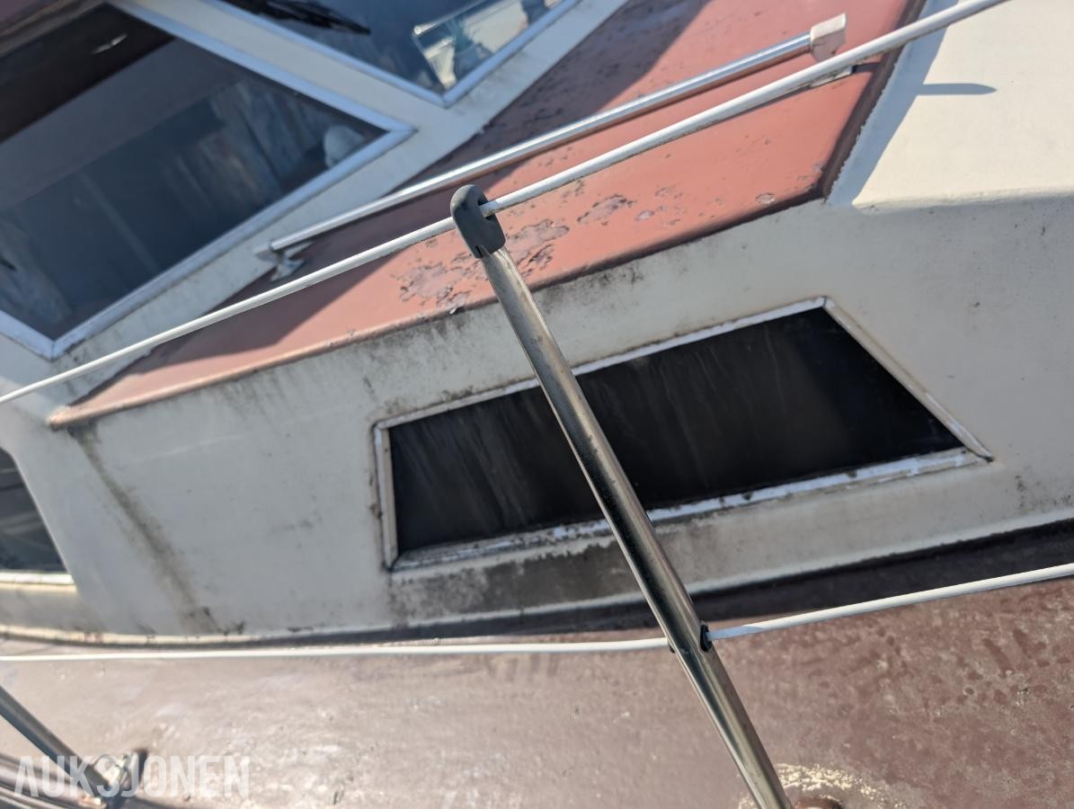 1977 32 fot trebåt med flybridge Ford 150 hk