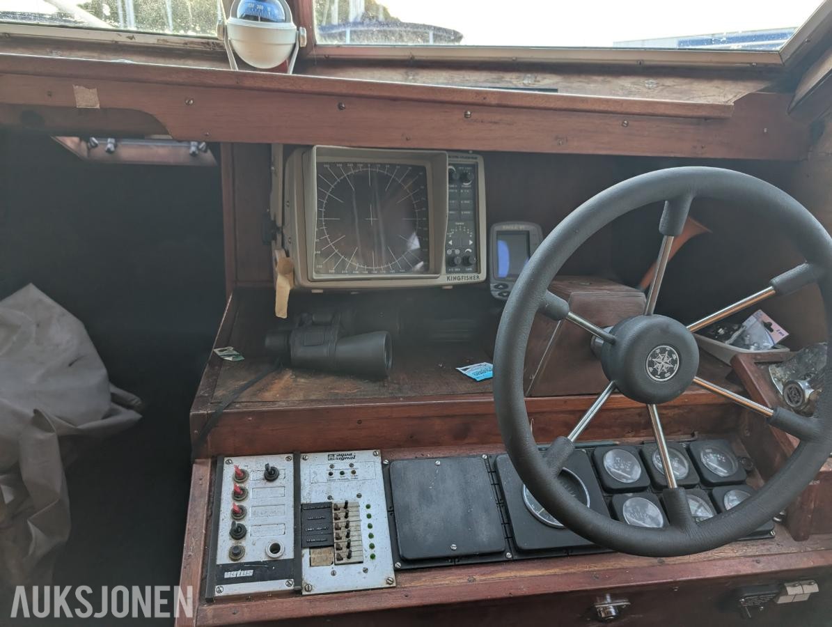 1977 32 fot trebåt med flybridge Ford 150 hk