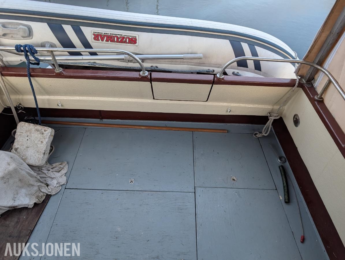 1977 32 fot trebåt med flybridge Ford 150 hk