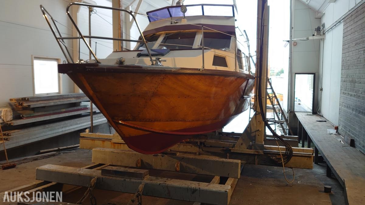1977 32 fot trebåt med flybridge Ford 150 hk