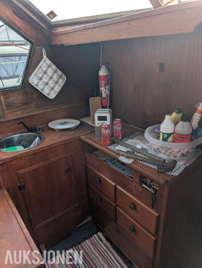 1977 32 fot trebåt med flybridge Ford 150 hk