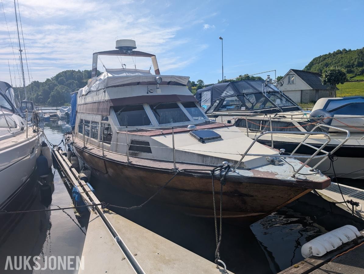 1977 32 fot trebåt med flybridge Ford 150 hk