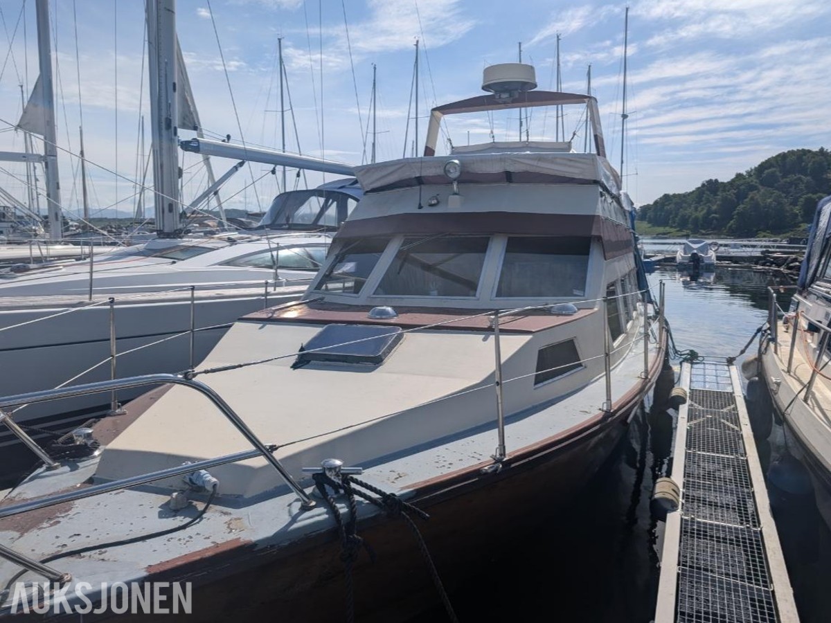 1977 32 fot trebåt med flybridge Ford 150 hk