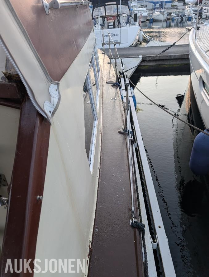 1977 32 fot trebåt med flybridge Ford 150 hk