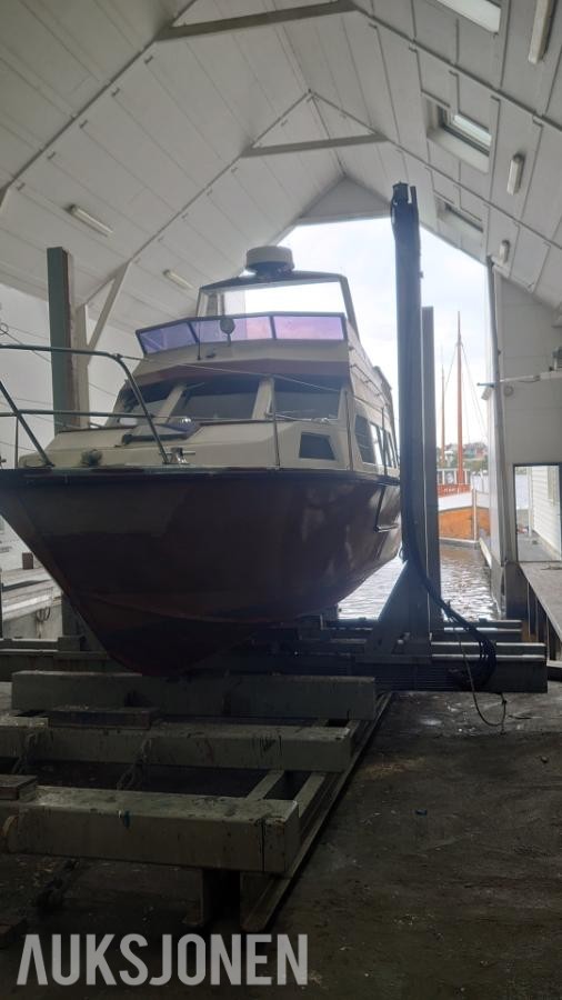 1977 32 fot trebåt med flybridge Ford 150 hk