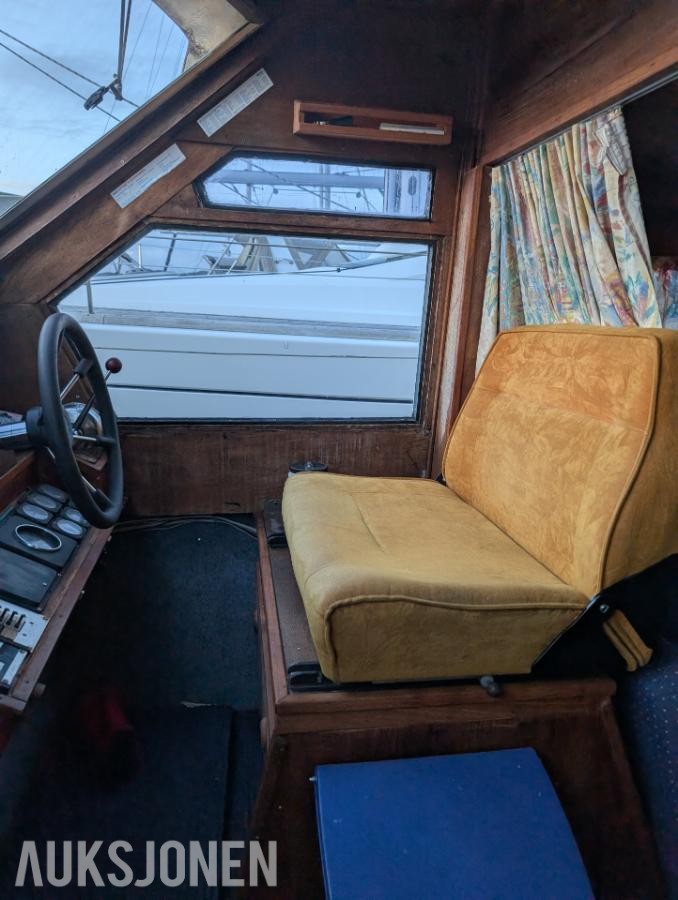 1977 32 fot trebåt med flybridge Ford 150 hk