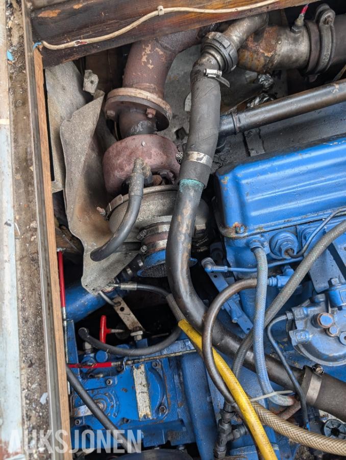 1977 32 fot trebåt med flybridge Ford 150 hk