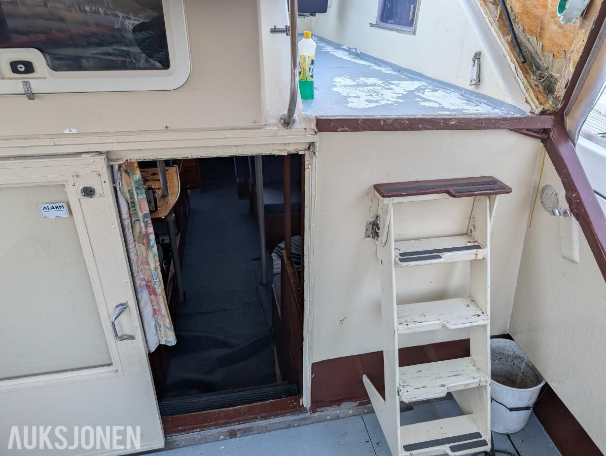 1977 32 fot trebåt med flybridge Ford 150 hk