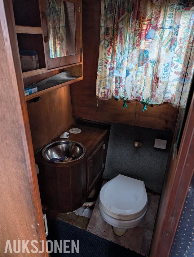1977 32 fot trebåt med flybridge Ford 150 hk