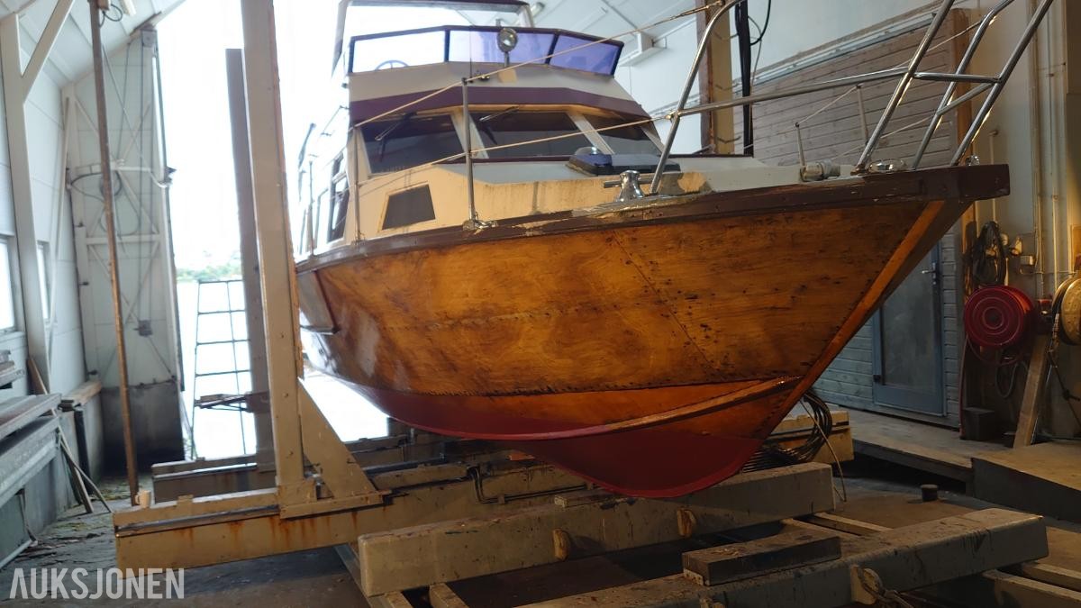 1977 32 fot trebåt med flybridge Ford 150 hk