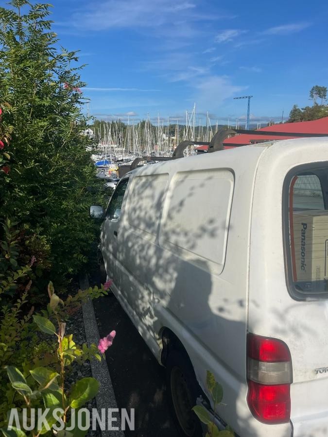2006 Toyota HiAce 2.5 88 HK Diesel – 192 000 km