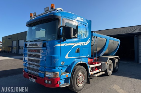 2000 Scania 144GB asfaltbil, 460 V8, tippkasse, toppduk og tilhengerkobling