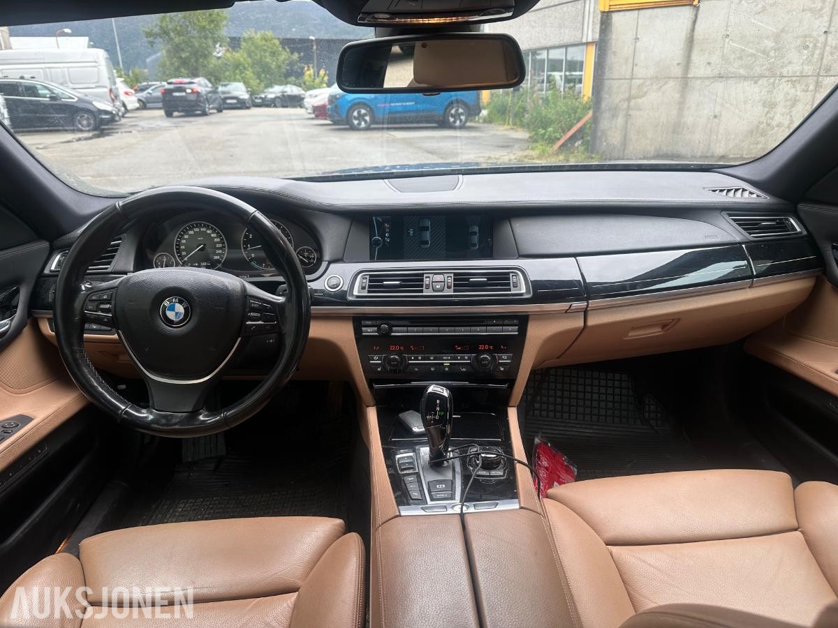 2011 BMW 750i xDrive 407hk V8 automat skinninteriør