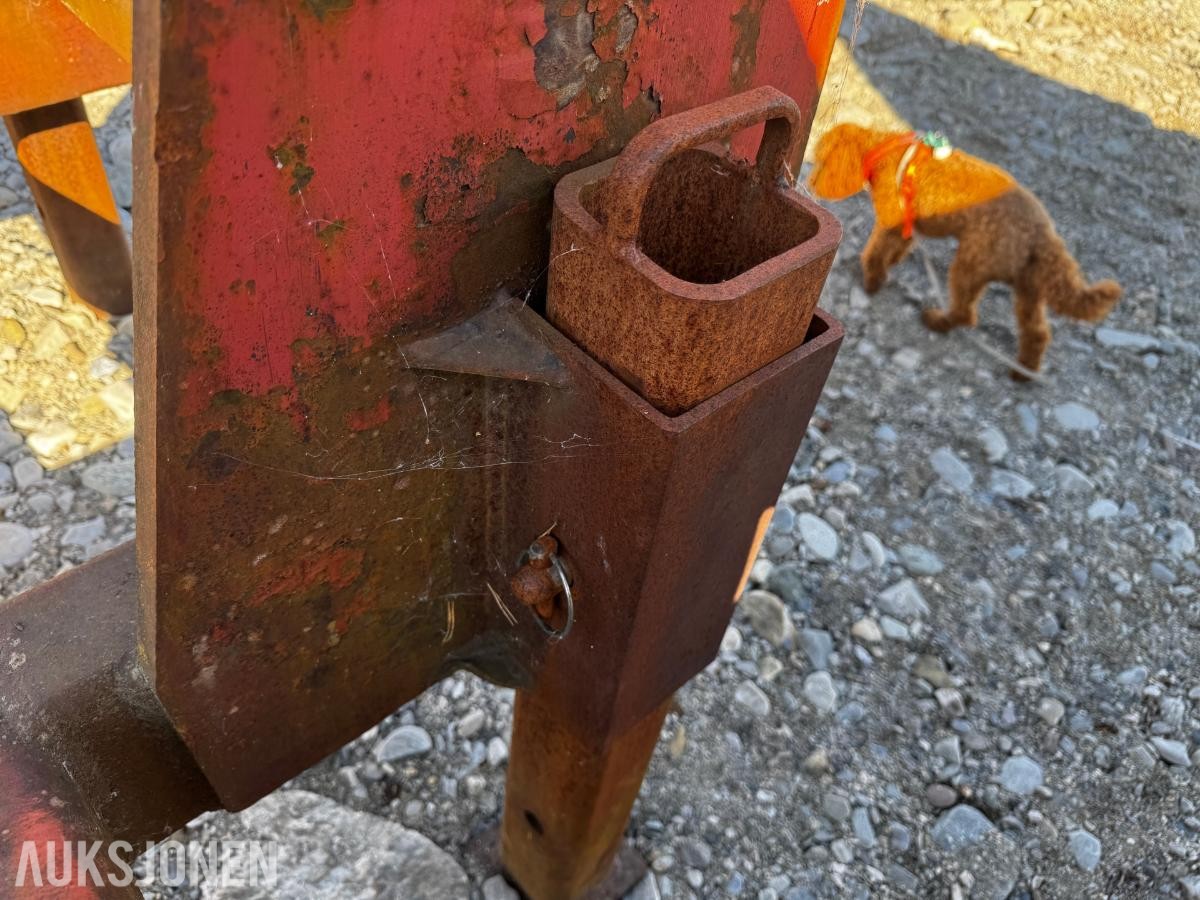 Krokramme med containerfester påmontert aksling og støttebein
